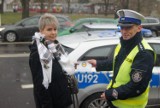 Policja w Kaliszu zamiast mandatów rozdawała zaproszenia na koncert  Blue Café. FOTO