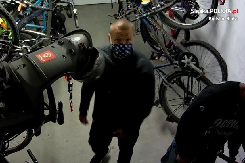 Ukradli cztery rowery. Moment kradzieży zarejestrowały kamery. Teraz szuka ich policja