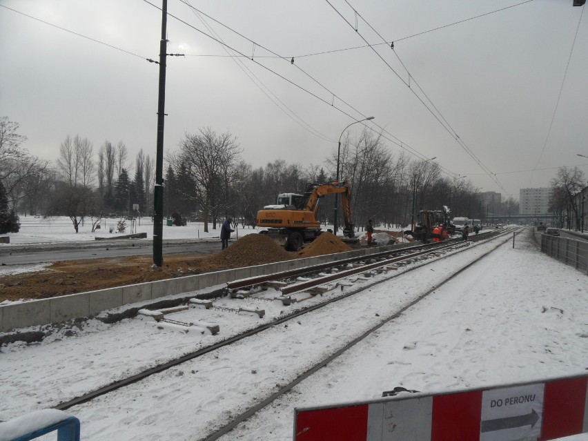 Remont linii tramwajowej: mróz wstrzymał zalewanie podkładów betonem [ZDJĘCIA]