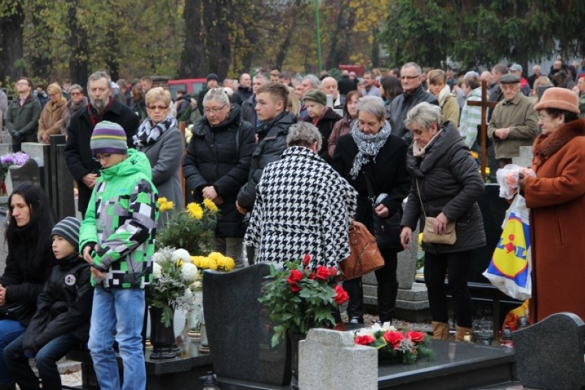 Dzień Wszystkich Świętych w Tczewie: tłumy na cmentarzach. ZOBACZ ZDJĘCIA