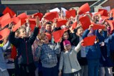 Żywa flaga w Bełchatowie. Uczniowie Szkoły Podstawowej nr 13 uczcicili święto flagi [ZDJĘCIA] 