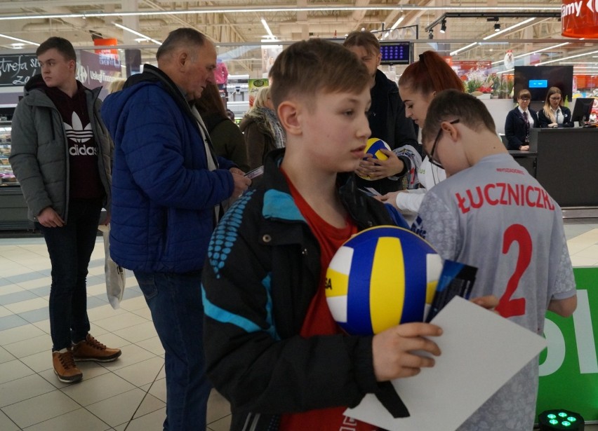 Siatkarze Łuczniczki Bydgoszcz wręczyli kibicom świąteczne prezenty [zdjęcia, wideo] 