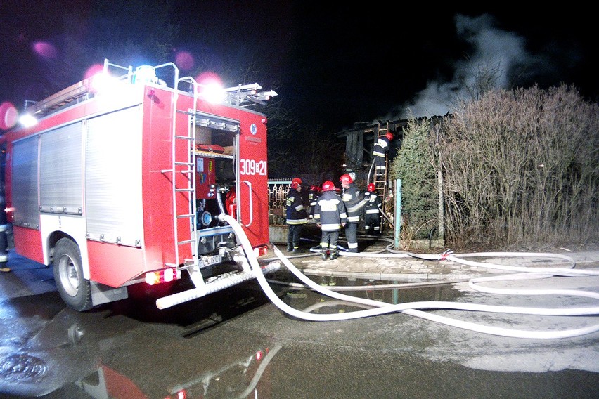 Pożar drewnianego domu na Spadochroniarzy 33 w Łodzi