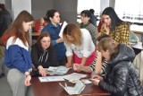 Pleszew. Blisko 100-osobowa grupa Ukrainek z dziećmi dotarła bezpiecznie do Pleszewa. Tróje dzieci trafiło do szpitali