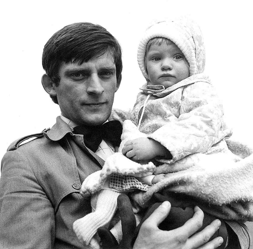 Jerzy Buzek jako młody ojciec  z córką Agatką