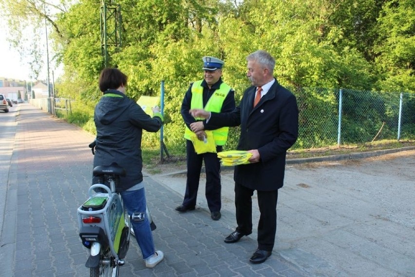 Policjanci z burmistrzem Łowicza znów rozdawali kamizelki odblaskowe [ZDJĘCIA]