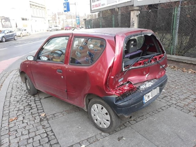 Utrudnienia na Nadodrzu już coraz mniejsze, ale na miejscu wciąż pracuje policja i nadzór ruchu MPK. W tył samochodu osobowego, który zatrzymał się na skrzyżowaniu wjechał tramwaj. Kierująca została przewieziona do szpitala