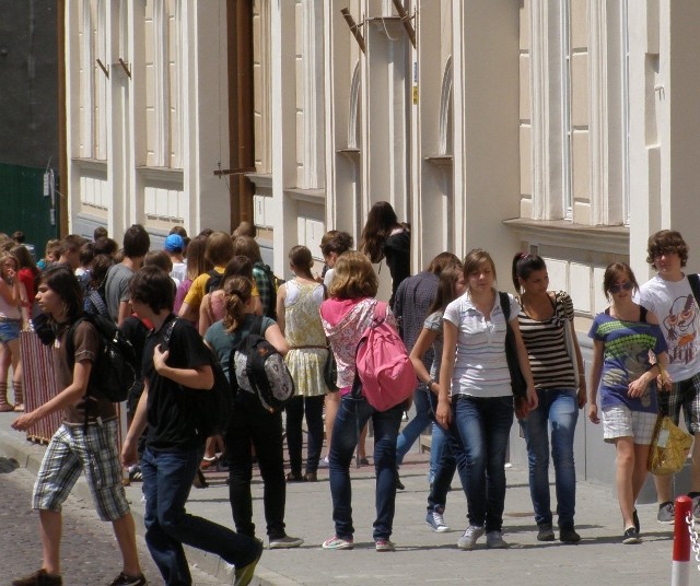 W szkołach  ubywa uczniów, w efekcie miejsca pracy tracą nauczyciele