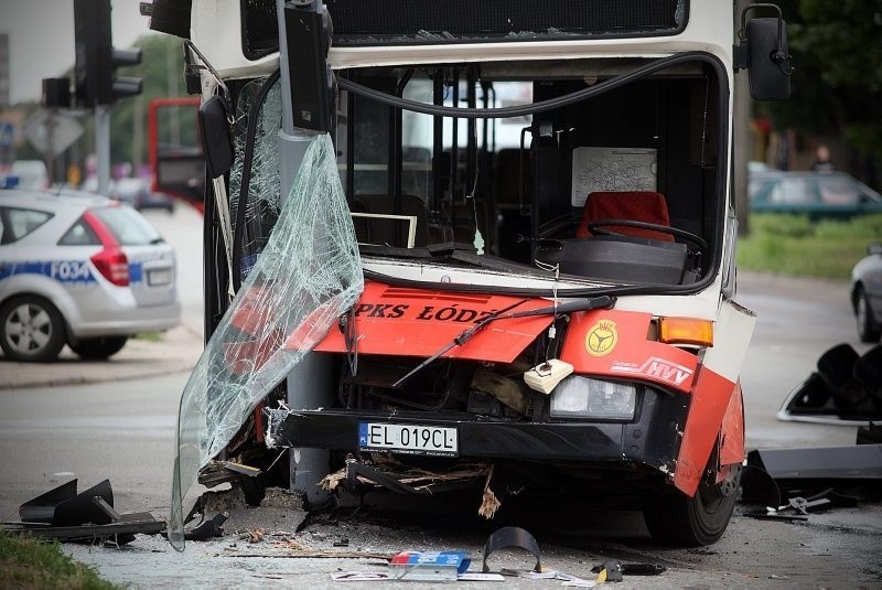 Łódź: samochód zderzył się z autobusem (ZDJĘCIA)