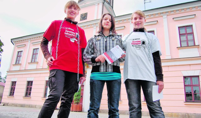 Od lewej:Joanna Rzońca, Monika Chrząszcz i Małgorzata Rzońca z symbolicznymi łańcuchami przed tuchowskim Ratuszem