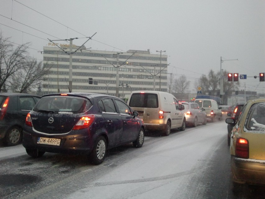 Zima we Wrocławiu: ciężkie pługi w Rynku. Wciąż będzie padać, czeka nas gołoledź (ZDJĘCIA)