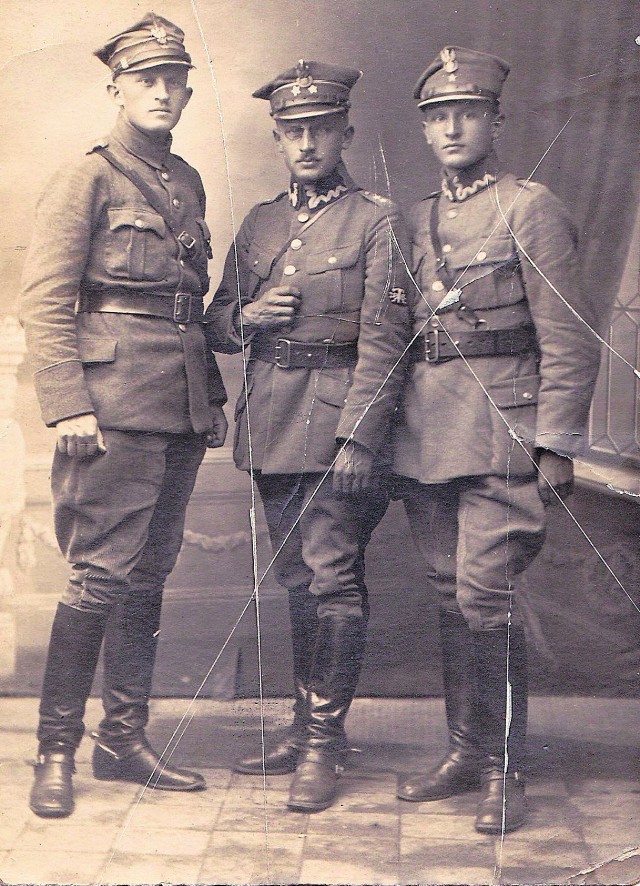 Bracia na wspólnej fotografii wykonanej w 1921 roku. Od lewej stoją: kapitan artylerii (wówczas podporucznik) Tadeusz Jan Ertel (1892-1977), podpułkownik łączności (wówczas porucznik) Zygmunt Marian Ertel (1890-1940) oraz porucznik piechoty (wówczas podporucznik) Sylwester Mieczysław Ertel (1894-1979).
