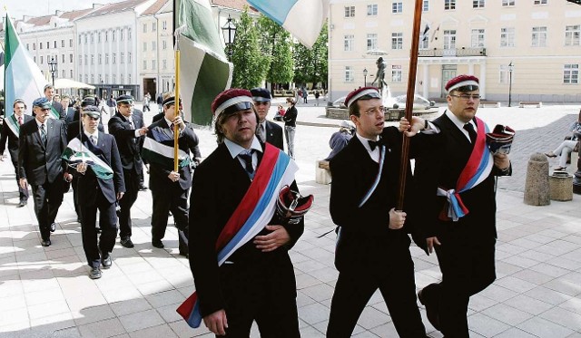 Poczet sztandarowy podczas przemarszu. Komersz Narodów Bałtyckich, Tartu 2006 r.