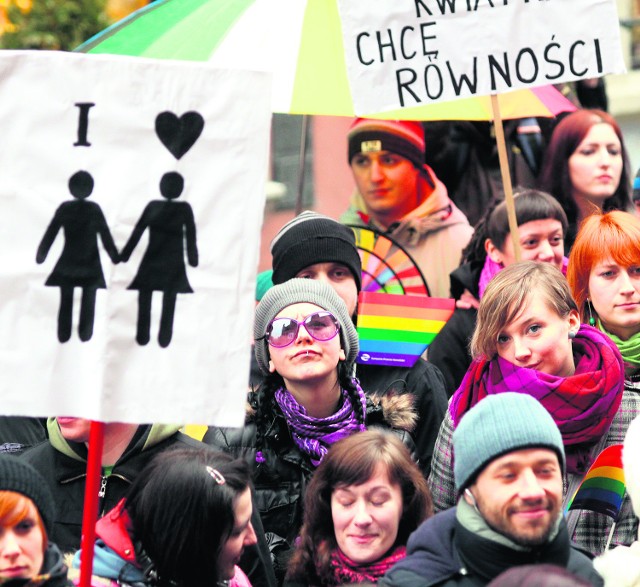 Demonstracje osób homoseksualnych mają pokazać, że tak jak każdy mają oni prawo do  szacunku i szczęścia.