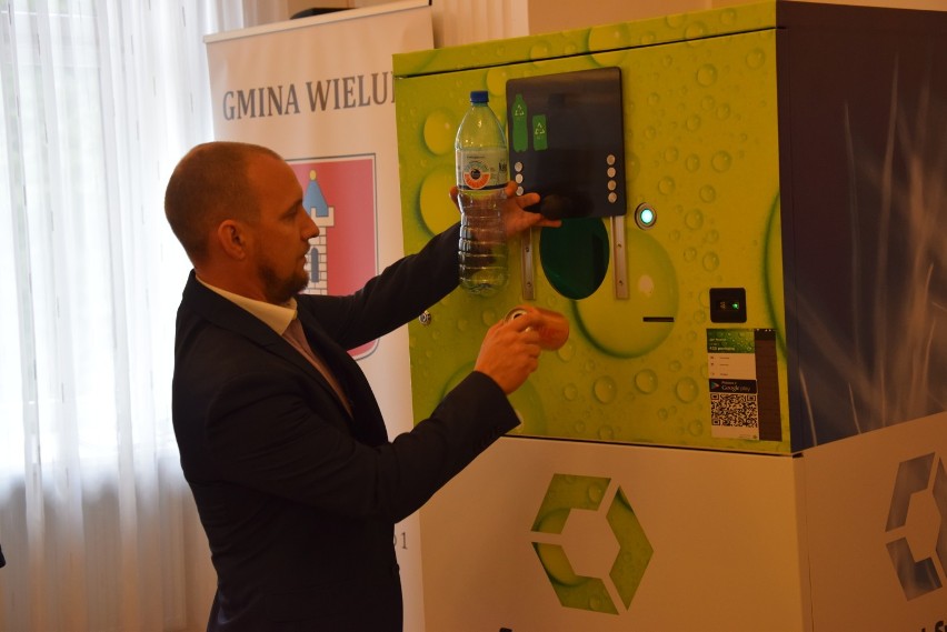 W Wieluniu zaprezentowano nowoczesny automat do segregacji odpadów. W mieście docelowo stanie ich 30 [FOTO, FILM]