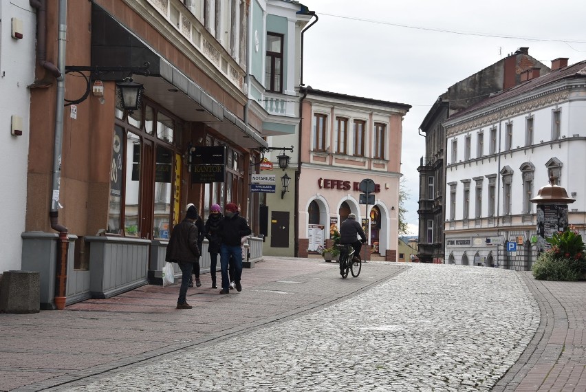 Tarnów. Pierwsza niedziela w czerwonej strefie. Tak wyglądają ulice Tarnowa w czasie pandemii koronawirusa [ZDJĘCIA]