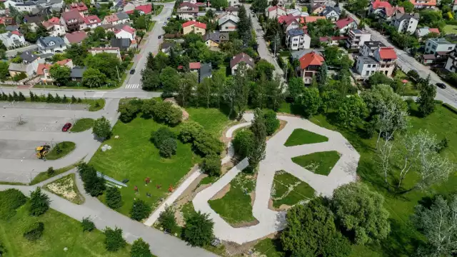 Pierwszy pumptrack czyli tor do jazdy na rowerach, deskorolkach, hulajnogach i rolkach powstaje u zbiegu ulic Marmurowej i Okrężnej w Kielcach. 

Zobacz więcej na kolejnych zdjęciach >>> 