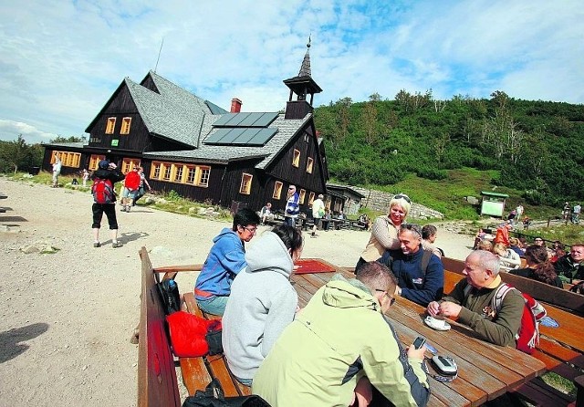 Zamontowane na dachu Samotni w Karkonoszach solary ogrzewają wodę w schronisku