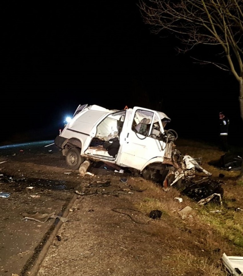 Powiat radomszczański: Śmiertelny wypadek w Szpinalowie. Bus zderzył się z tirem [ZDJĘCIA]