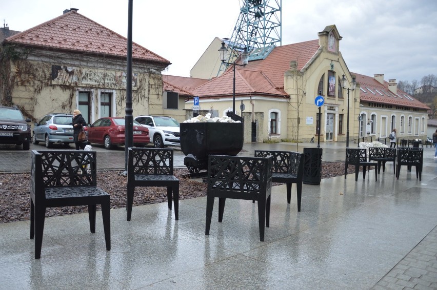 Bochnia. Na odnowionej ulicy Solnej w Bochni pojawiły się meble miejskie: ławki oraz krzesła [ZDJĘCIA]