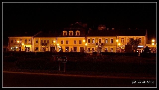 Jędrzejów - każdy z nas wie jak w dziennym świetle prezentują się główne punkty miasta. Teraz pragniemy przedstawić państwu galerię zdjęć miasta nocą. Jak wygląda Archiopactwo Cystersów w Jędrzejowie, a jak Plac Tadeusza Kościuszki, czy poszczególne ulice? Zobaczcie na zdjęciach udostępnionych dzięki uprzejmości Urzędu Miejskiego w Jędrzejowie. 

Część zdjęć pochodzi z początku XXI wieku, druga część natomiast to fotografie współczesne, których twórcą jest pan Jacek Mróz.

Na zdjęciu: plac Tadeusza Kościuszki w Jędrzejowie.

>>>>ZOBACZ NA KOLEJNYCH SLAJDACH