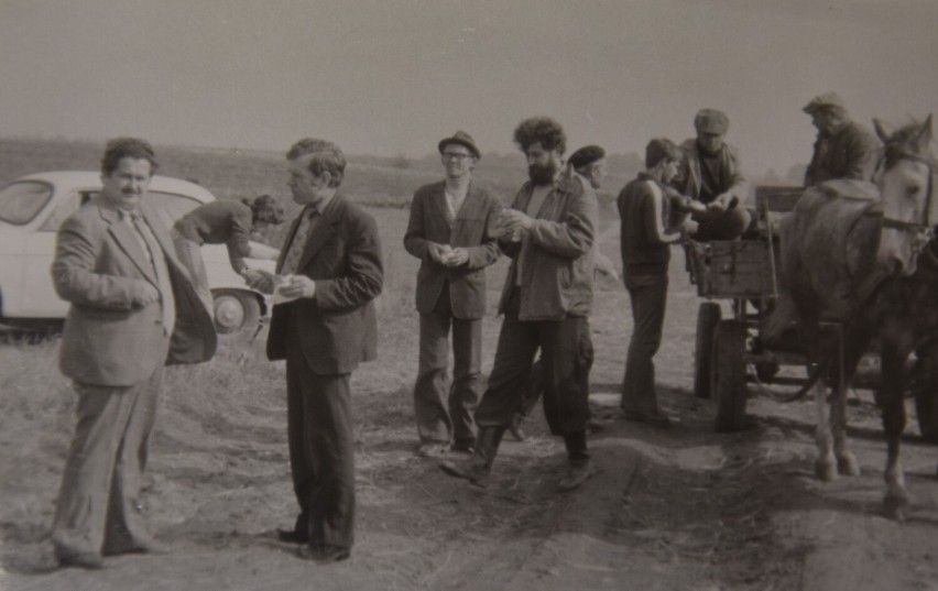 Ciało pedagogiczne I LO Szczecinek na wykopkach, lata 80, z...