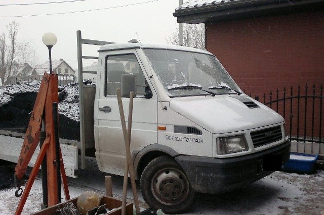 Policjanci złapali mężczyzn podejrzanych o kradzież iveco.