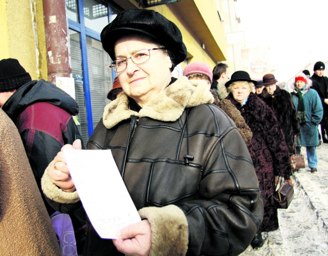 Kolejka przed apteką przy ul. Narutowicza. - Zawsze szukam apteki,  gdzie mogę najtaniej kupić lekarstwa -  mówi Krystyna Staszek, emerytka z Lublina