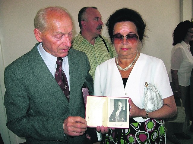 Kazimierz Ignacy Jarzyna z żoną Aliną pokazują książeczkę z podpisem Mościckiego