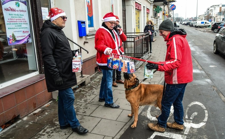 Mieszkańcy Okola tradycyjnie otrzymali słodkie podarunki od...