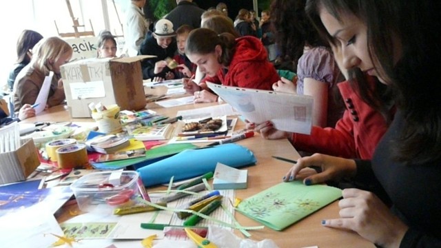 Kolorowe kartki wykonane w Bełchatowie trafią do chorych dzieci
