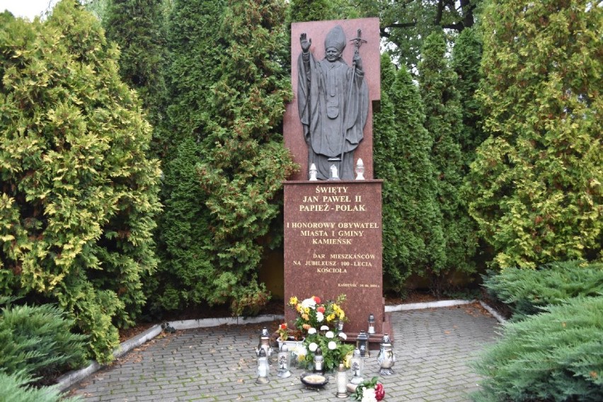 Kamieńsk: Kwiaty w 42. rocznicę wyboru Karola Wojtyły na papieża