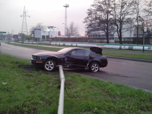 Czarny ford mustang niemal "owinął się" wokół latarni. Do groźnie wyglądającego wypadku doszło w sobotę po 19:00 na alei Włókniarzy.