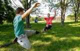 Na bulwarach w Rzeszowie trenują slackline [WIDEO]