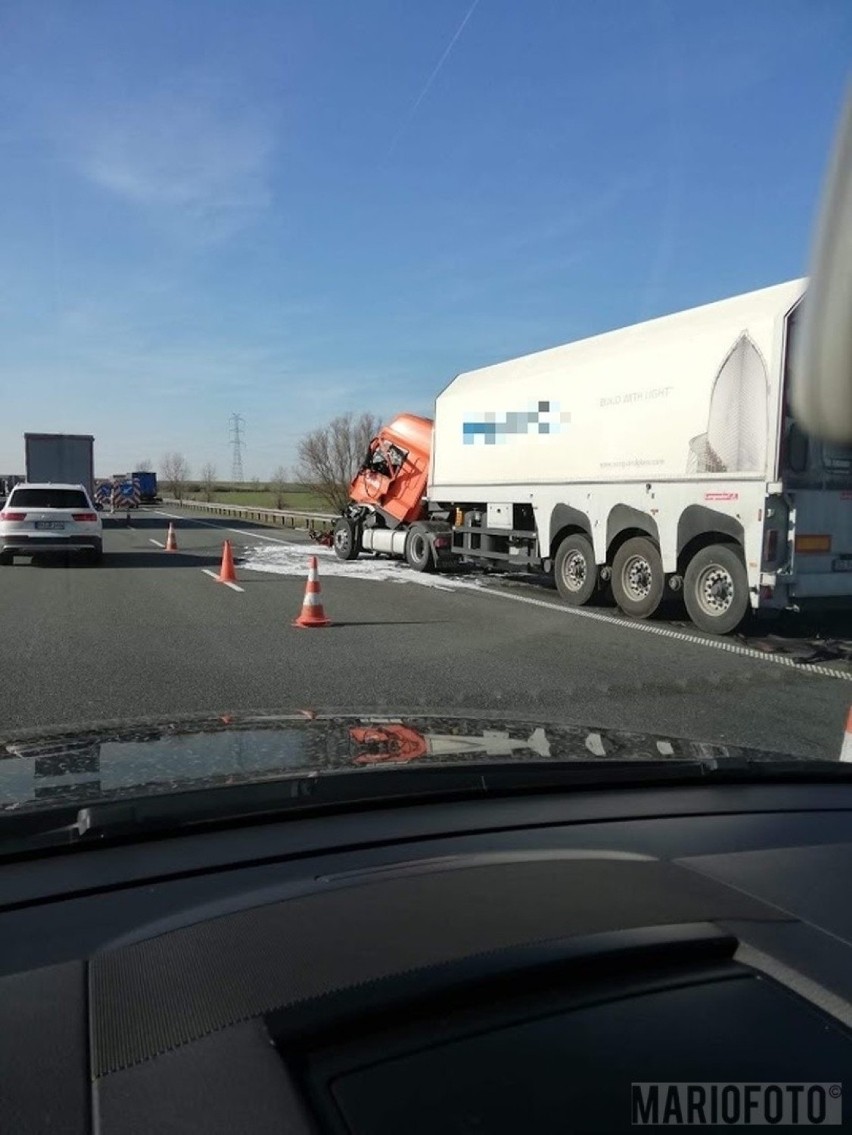 Zderzenie dwóch ciężarówek na autostradzie A4.