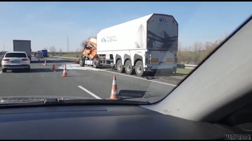 Zderzenie dwóch ciężarówek na autostradzie A4.