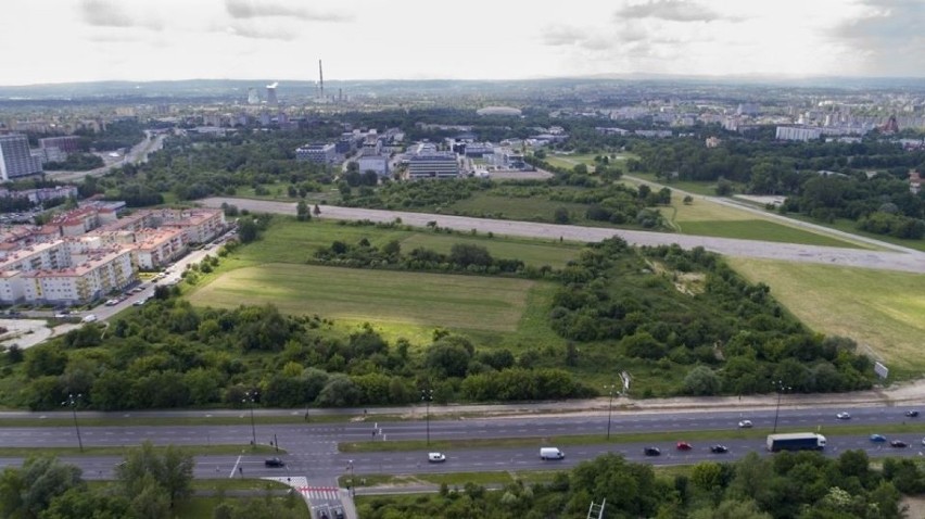 Kraków. Te zielone miejsca na lotnisku w Czyżynach niedługo mogą zostać zalane betonem [ZDJĘCIA]