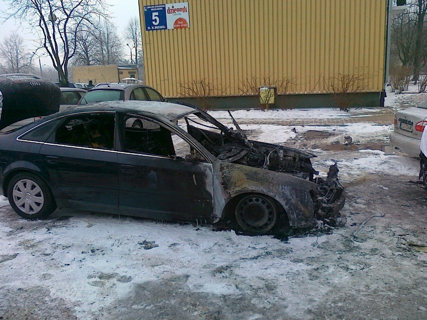 Na ul. Rzeckiego w Lublinie spłonęły dwa samochody (FOTO)