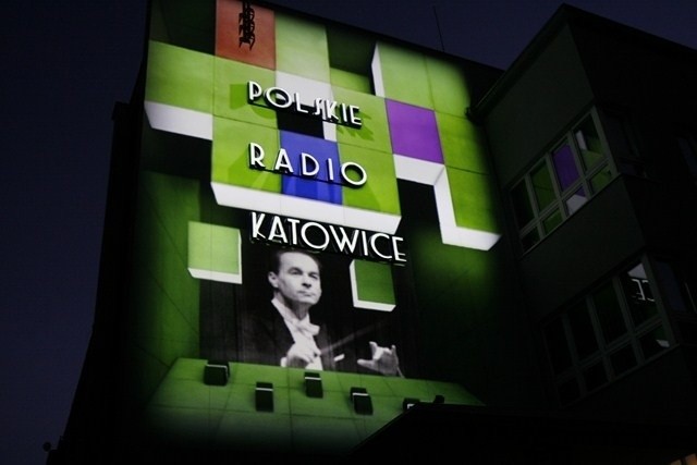 Polskie Radio Katowice ma neon i ławeczkę Ligonia [POKAZ MAPPINGU]