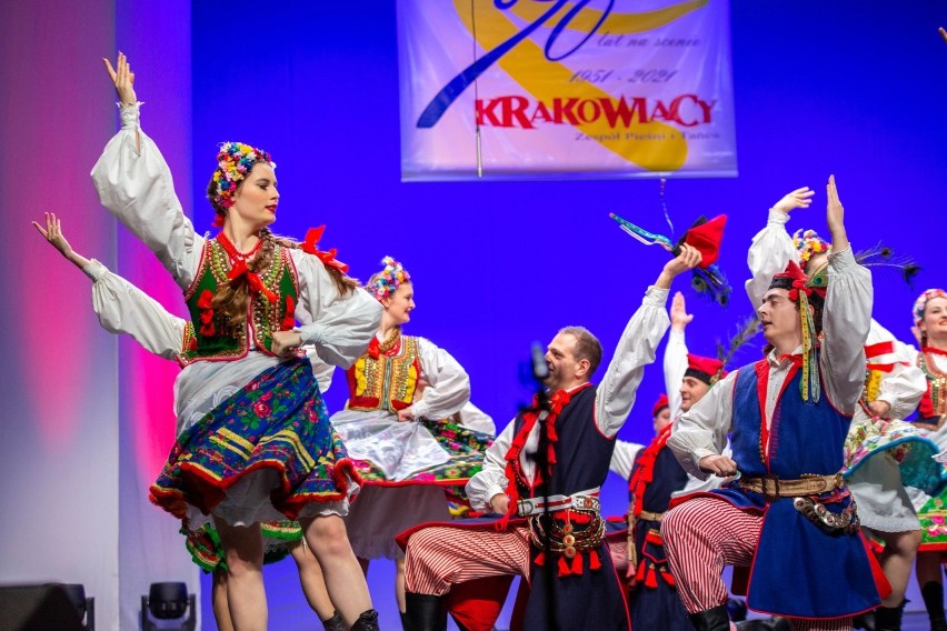 „Krakowiacy” śpiewają i tańczą od siedemdziesięciu lat. Jubileuszowy koncert w Nowohuckim Centrum Kultury
