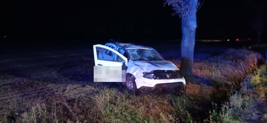 Wypadek na trasie Ptaszkowo - Kotowo. W środku nocy samochód wypadł z drogi i dachował