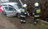 Gmina Wielgomłyny. Wypadek w Niedośpielinie. Kierujący citroenem uderzył w słup i ogrodzenie