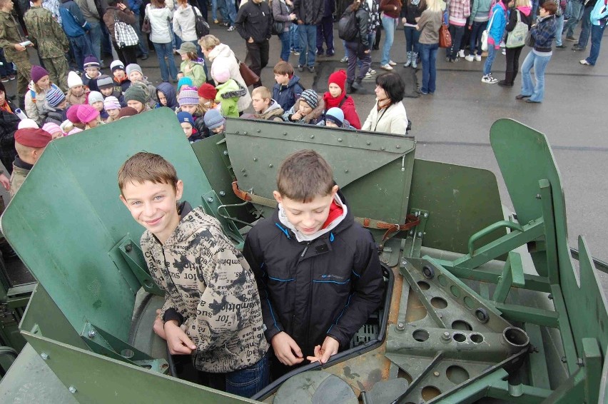 Dzieciaki miały okazję pooglądać sprzęt wojskowy