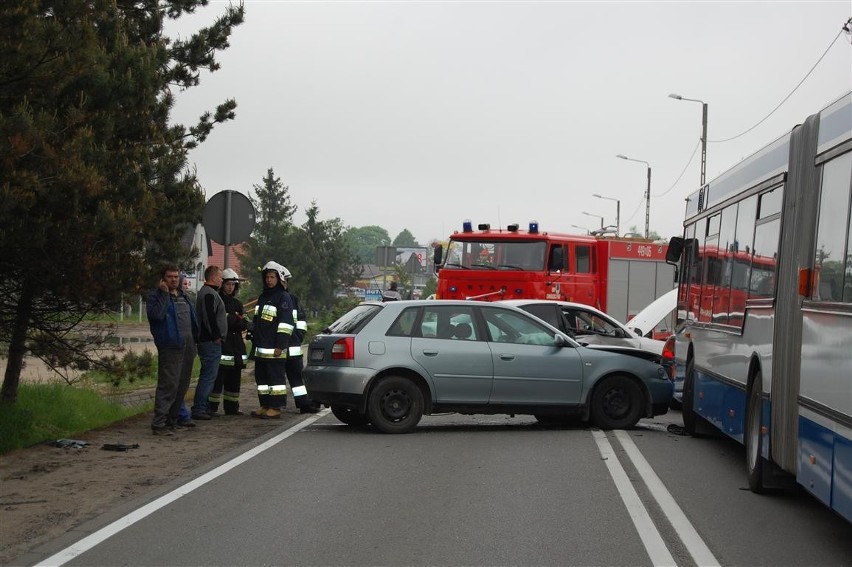 Wypadek w Chwaszczynie. Zderzyły się trzy auta i autobus, 2 osoby odwieziono do szpitala [ZDJĘCIA]