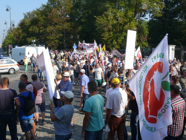 Protest sadowników w Warszawie. Utrudnienia w centrum miasta