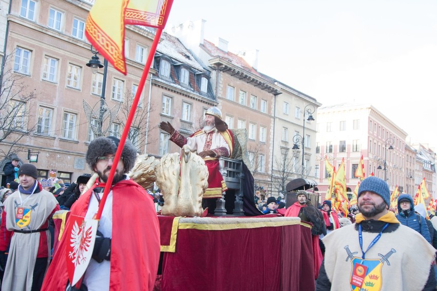 Orszak Trzech Króli 2019 w Warszawie. Tłumy na Starym Mieście i pozdrowienia od Papieża [ZDJĘCIA]