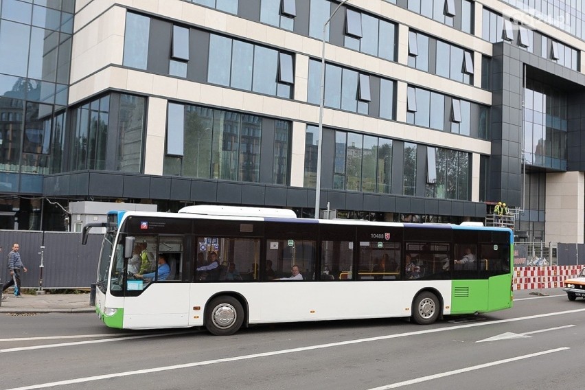 Parada autobusowa przejechała ulicami Szczecina [ZDJĘCIA]