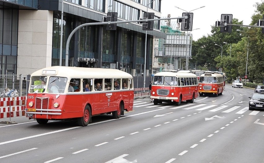 Parada autobusowa przejechała ulicami Szczecina [ZDJĘCIA]