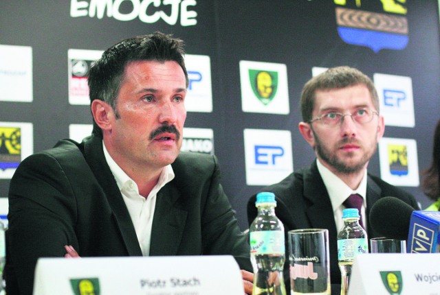 Jacek Krysiak, szef GKS-u Katowice, to postać tajemnicza (tu w cieniu trenera Wojciecha Stawowego)