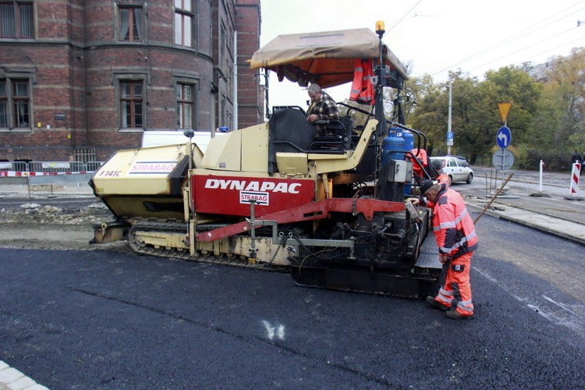 Wrocław: Drogowcy układają asfalt na Podwalu. Wkrótce zmiana organizacji ruchu (ZDJĘCIA)